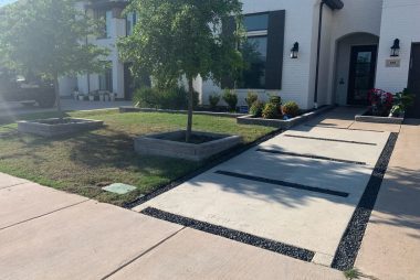 Salt Finish Pavers with Black Tejas Gravel in Dallas, TX