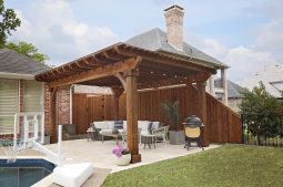 ©WWW.LRTRSTUDIOS.COM-TBL-Pergola-with-Polygal-TV-Wall-Pre-Stained-BoB-Fence-Travertine-Pavers-517A8157